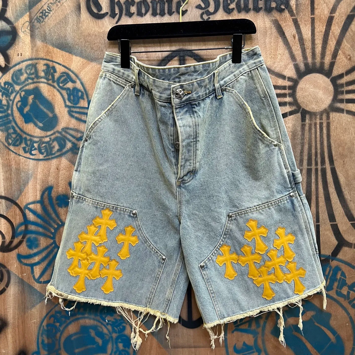 P520 chrome hearts limited series new city limited jeans Chrome Hearts city limited denim shorts vintage levis American made 501 505 517 base version remake Levis American made 501 base version imported sheepskin 925 silver remake Customers provide waist and pants length or height and weight. The studio will select the most suitable base version for you to remake. There are many people doing remakes in the market. Don’t belittle or comment. The difference is visible to the naked eye. See and compare for yourself #CHROME HEARTS Unisex style